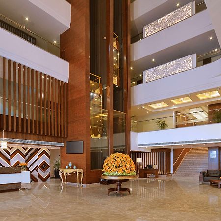 Radisson Chandigarh Zirakpur Esterno foto The lobby of the hotel