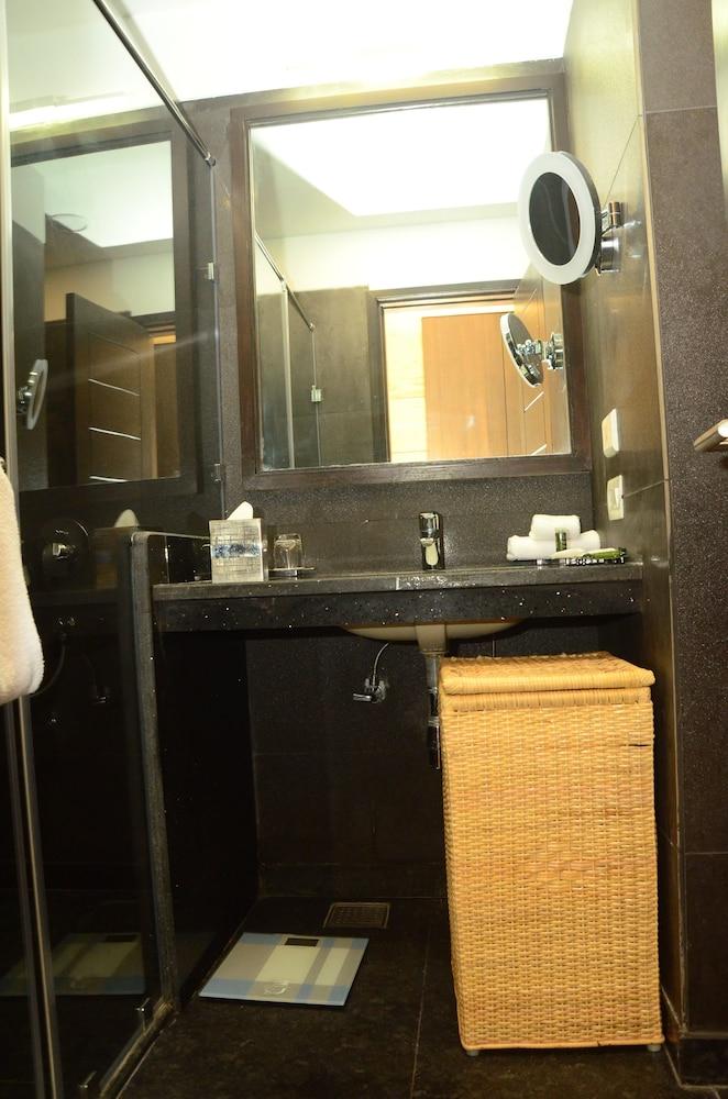 Radisson Chandigarh Zirakpur Esterno foto Bathroom