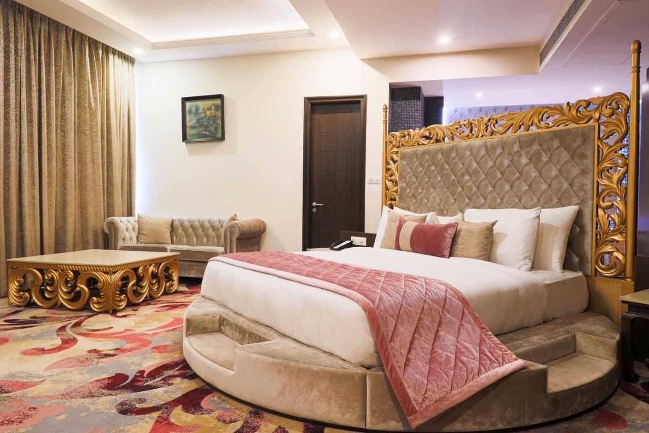 Radisson Chandigarh Zirakpur Esterno foto A suite at the Taj Bengal