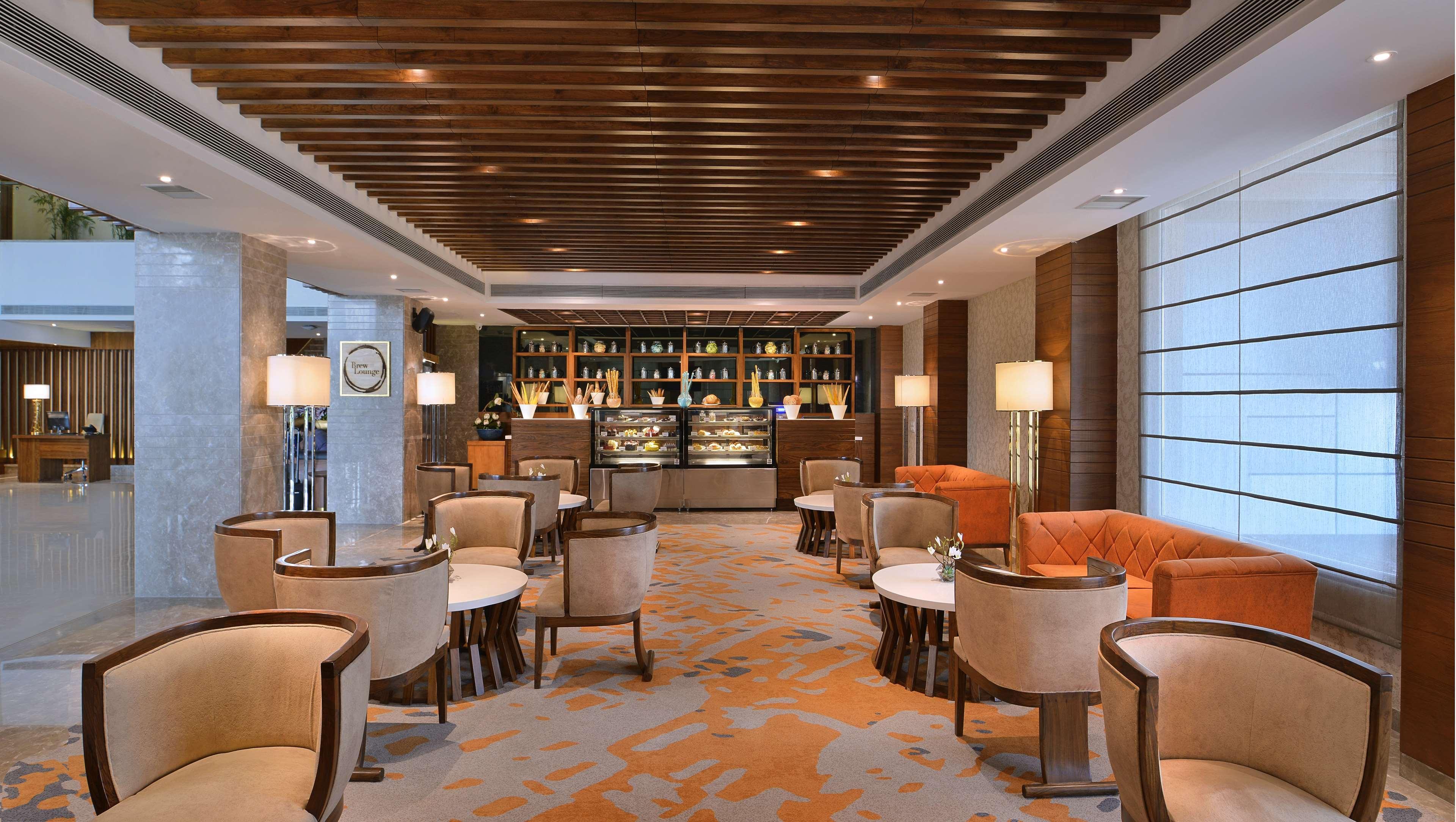Radisson Chandigarh Zirakpur Esterno foto The Lounge at the airport