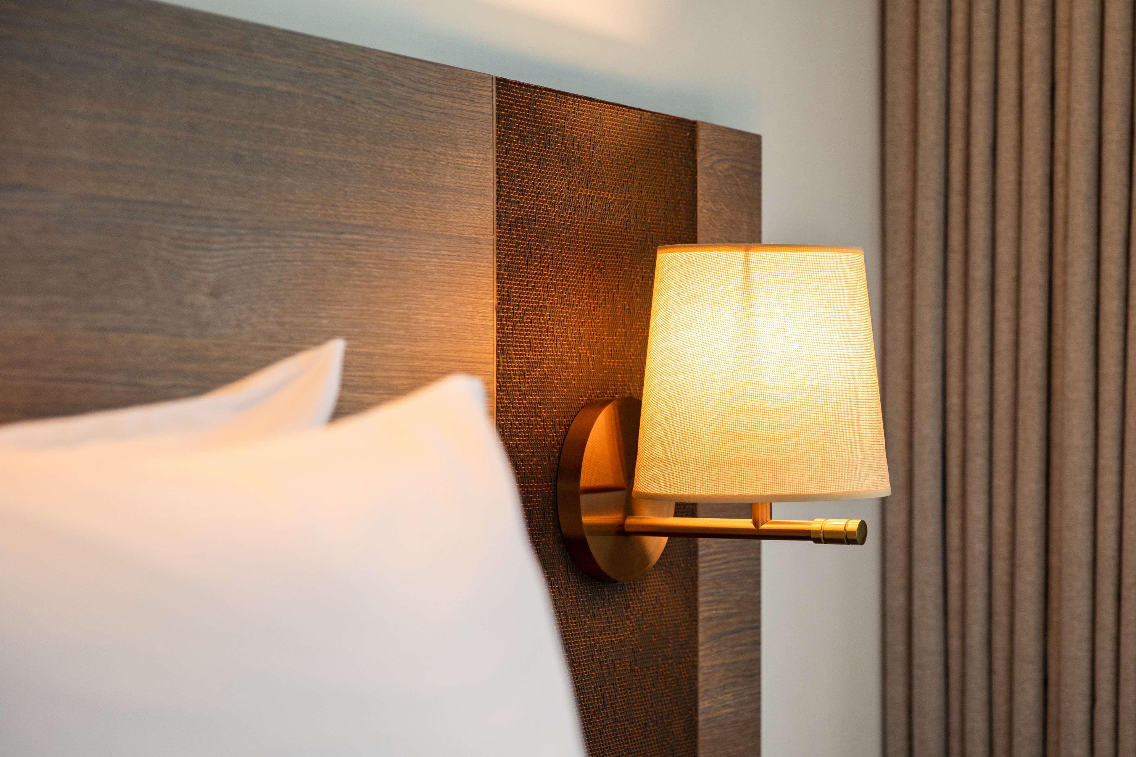 Radisson Chandigarh Zirakpur Esterno foto A wall light
