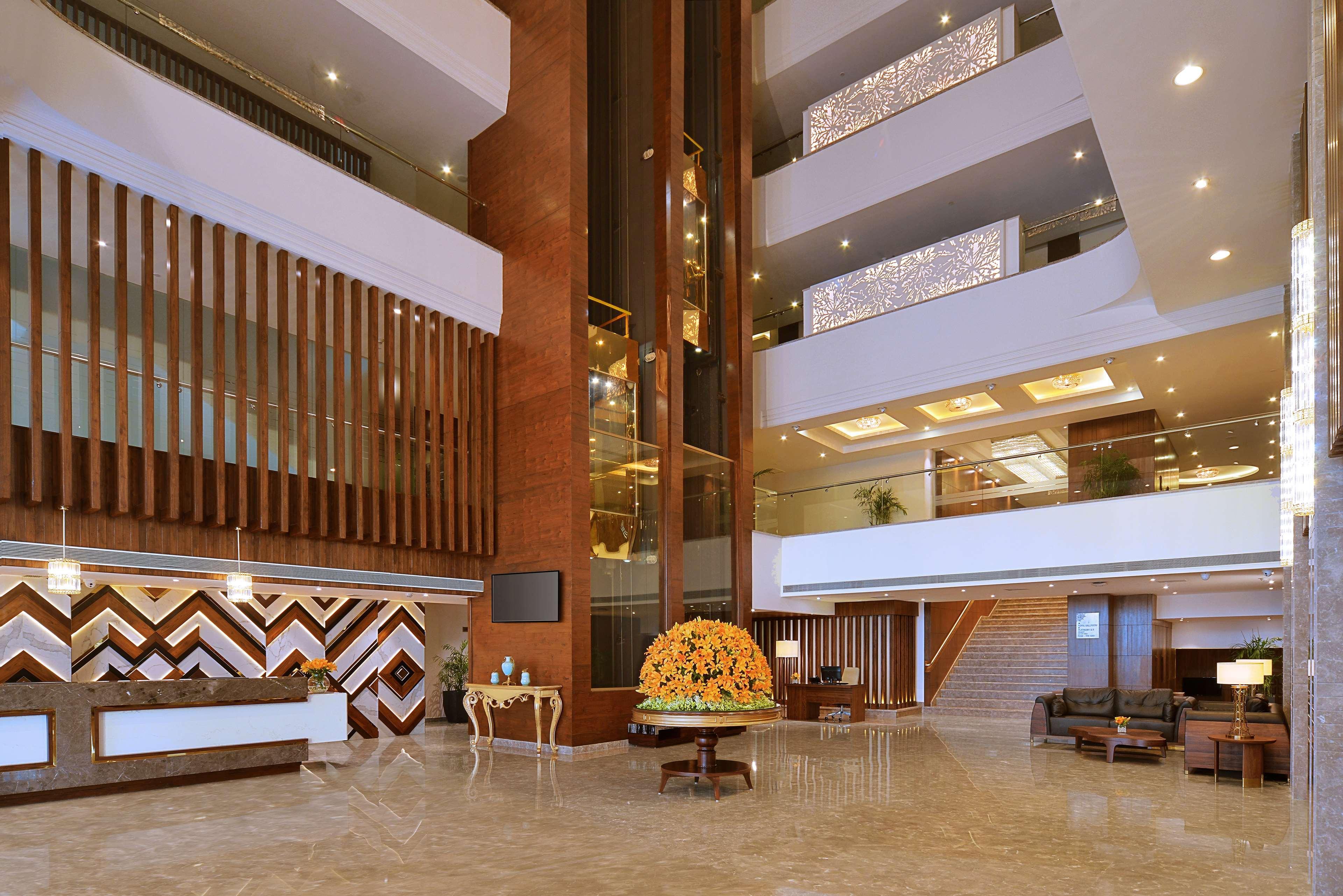 Radisson Chandigarh Zirakpur Esterno foto The lobby of the hotel