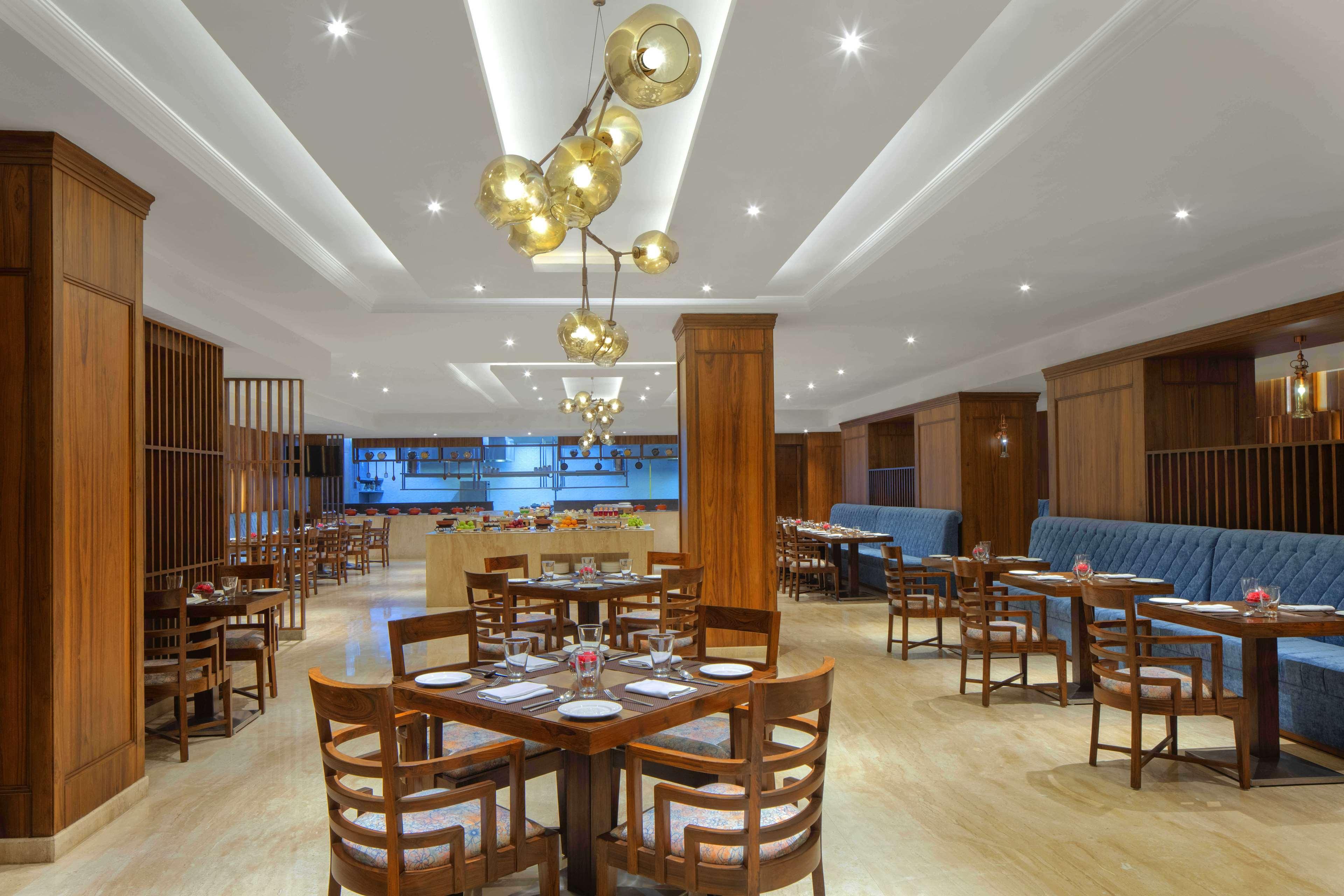 Radisson Chandigarh Zirakpur Esterno foto The restaurant