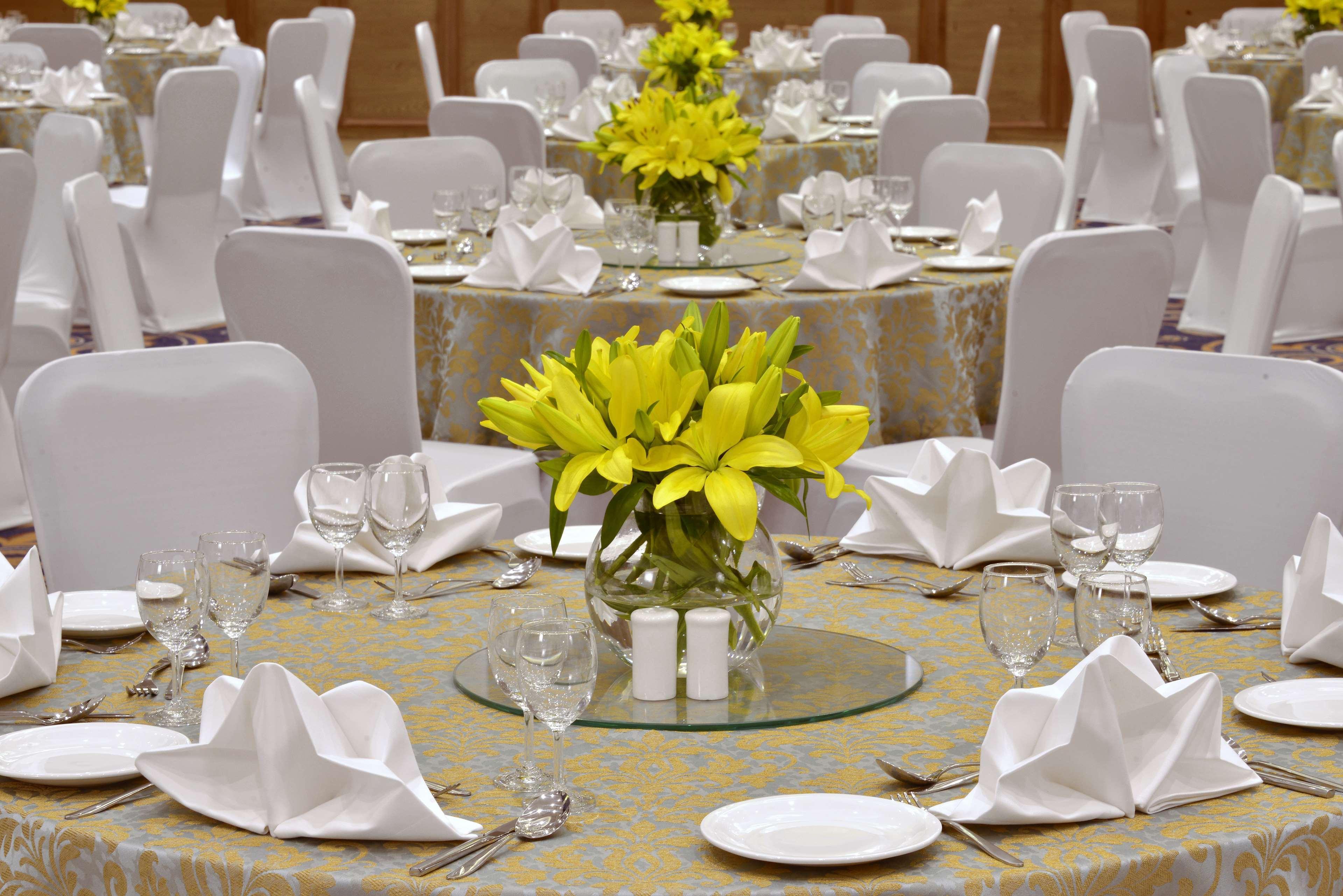 Radisson Chandigarh Zirakpur Esterno foto A table set for a formal dinner