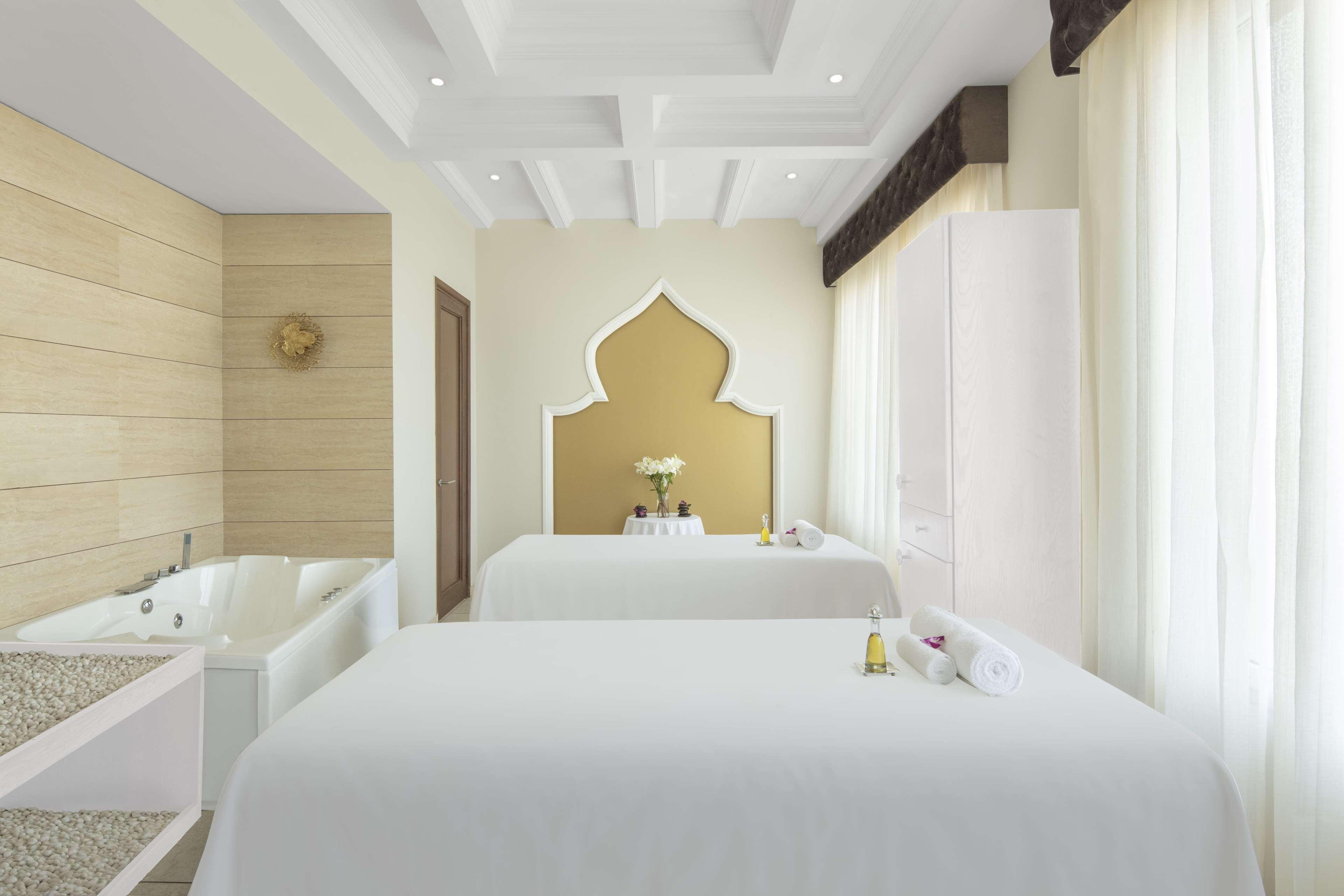 Radisson Chandigarh Zirakpur Esterno foto Spa treatment room