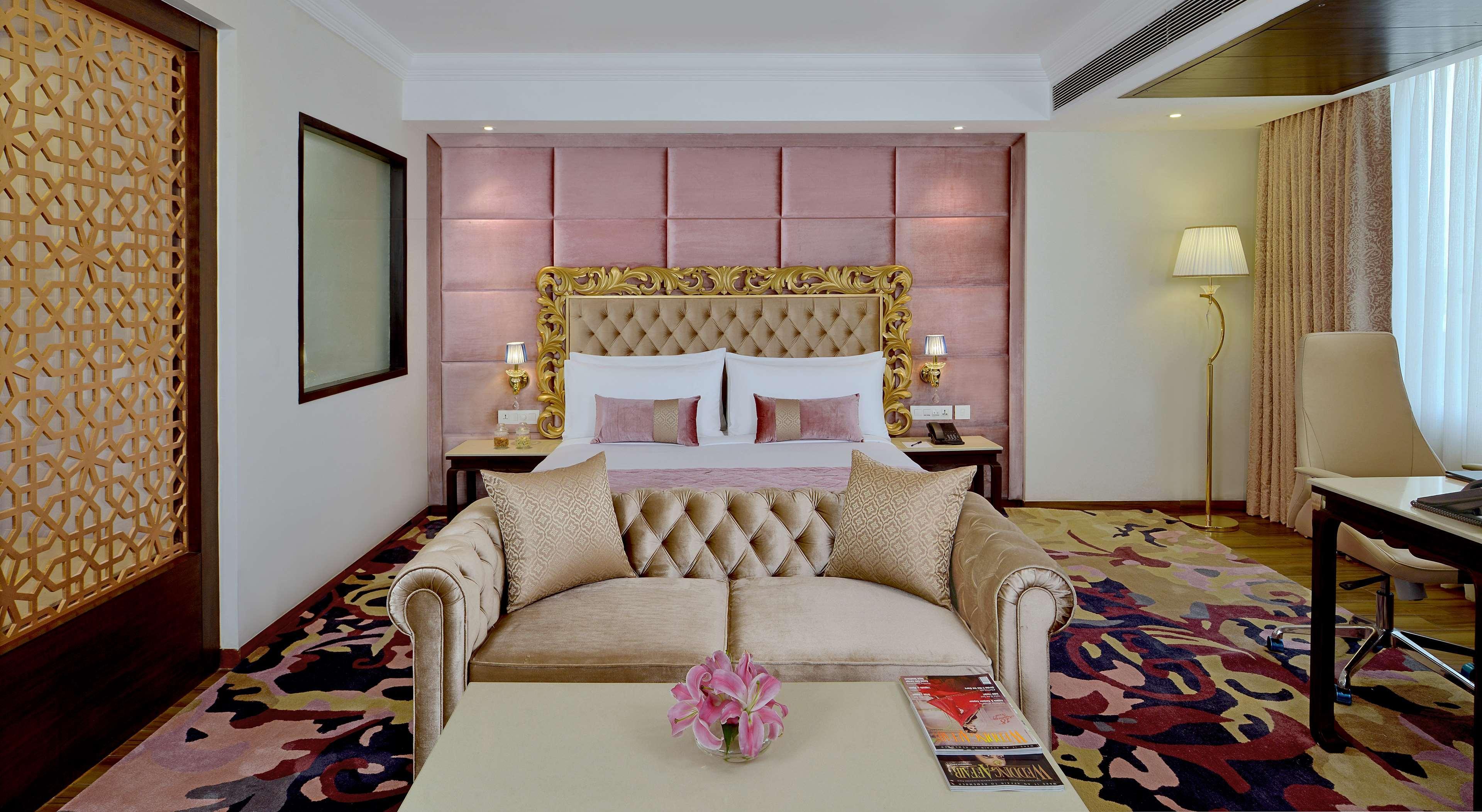Radisson Chandigarh Zirakpur Esterno foto A suite at The Imperial
