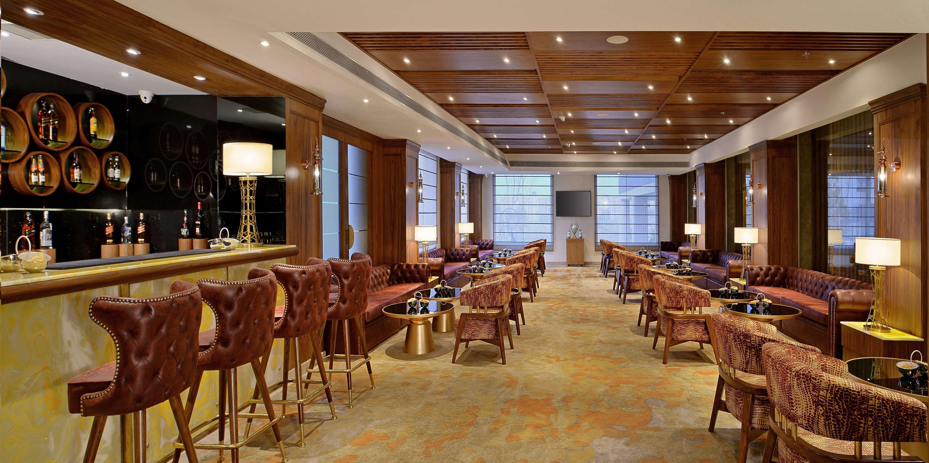 Radisson Chandigarh Zirakpur Esterno foto The Bar
