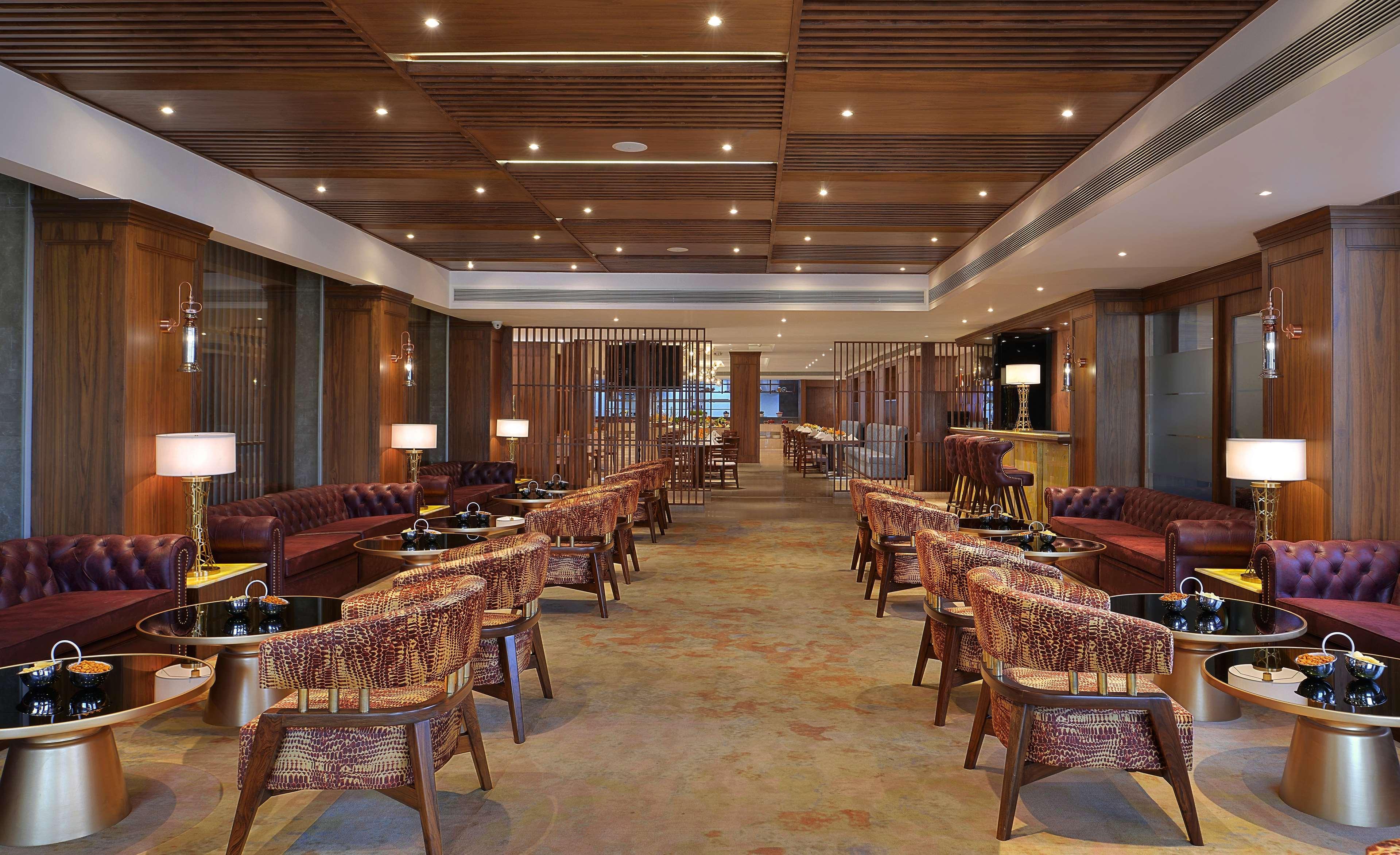 Radisson Chandigarh Zirakpur Esterno foto The Lounge at the airport