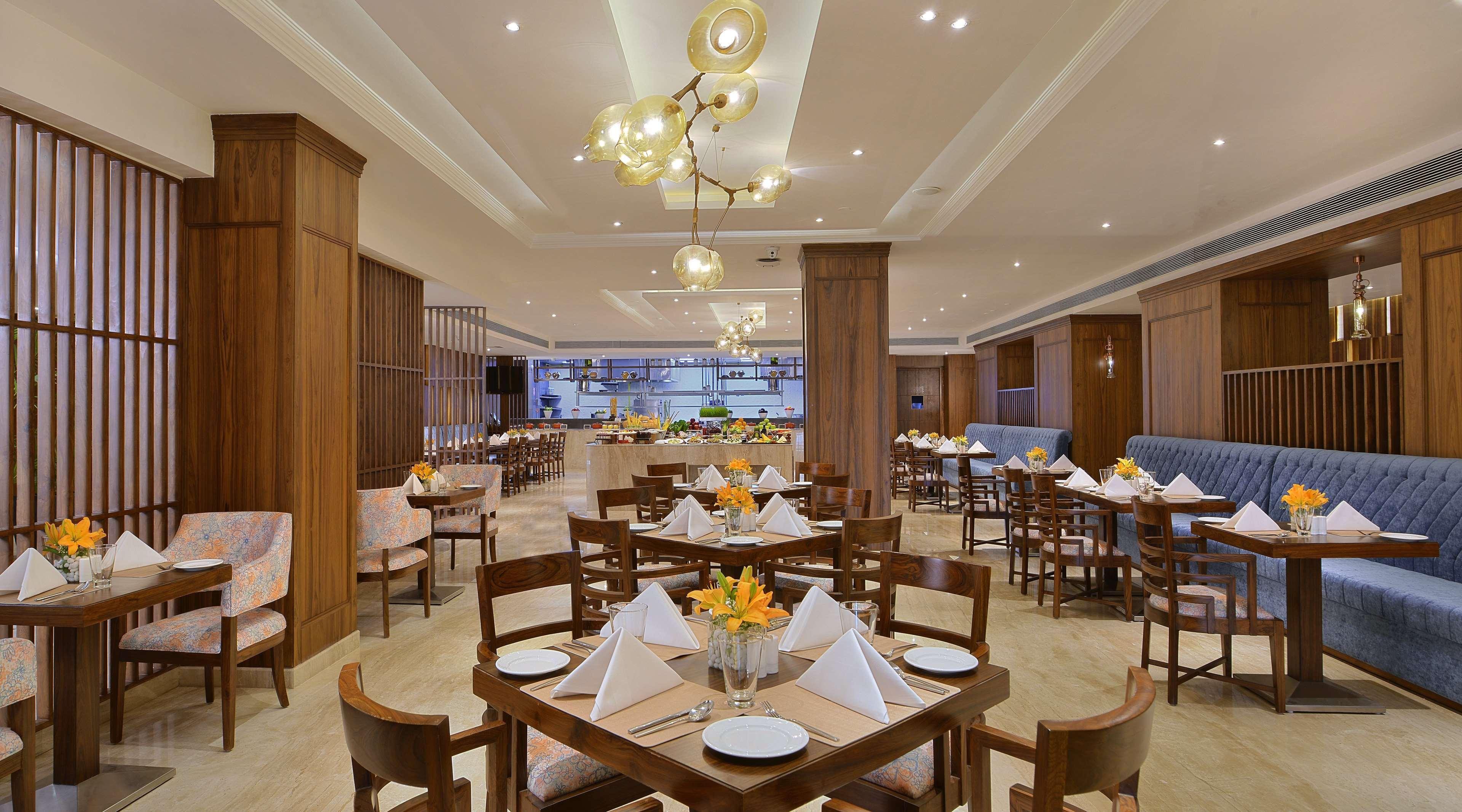 Radisson Chandigarh Zirakpur Esterno foto The restaurant at the hotel
