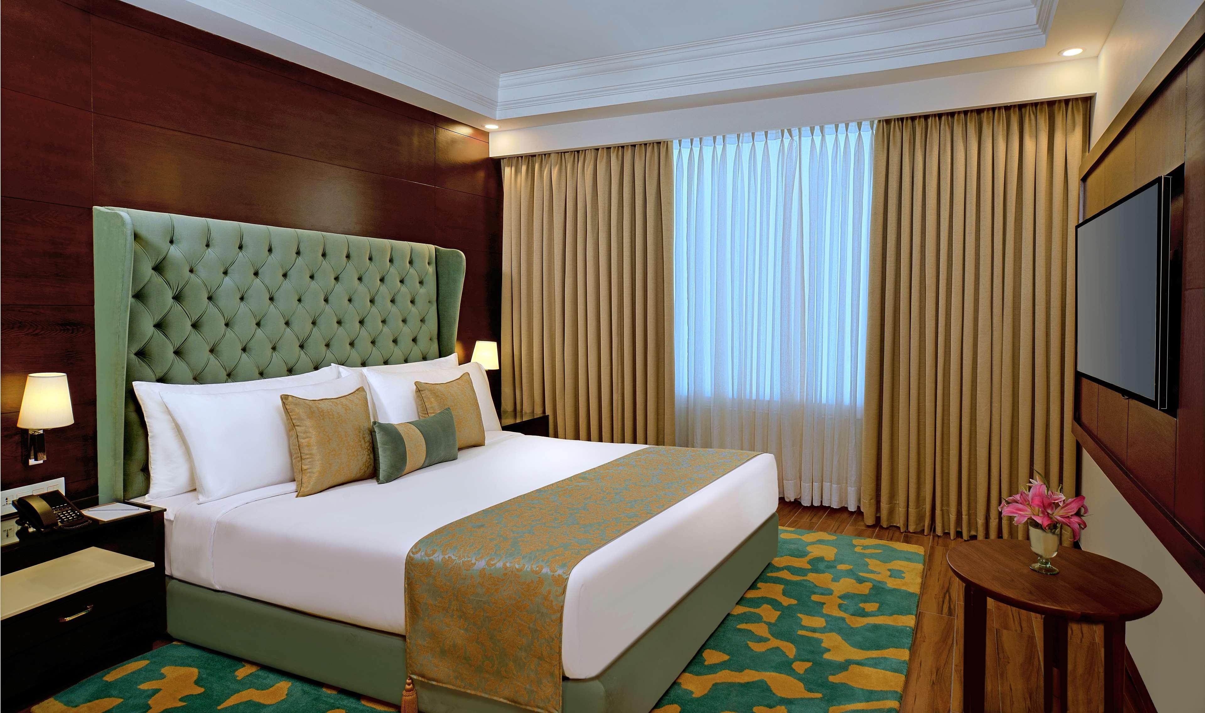 Radisson Chandigarh Zirakpur Esterno foto A room at the Taj Bengal
