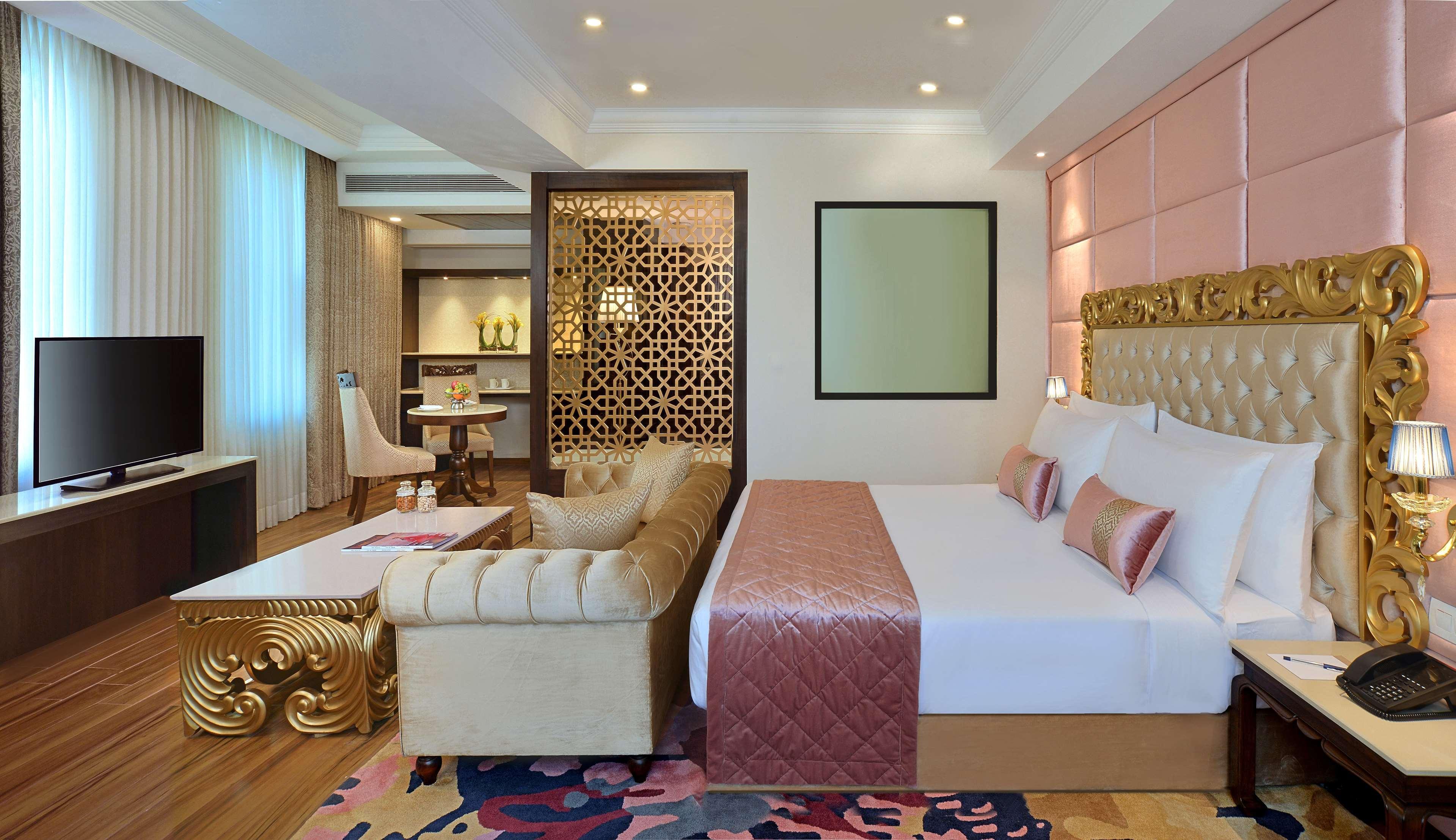 Radisson Chandigarh Zirakpur Esterno foto A suite at the Taj Bengal