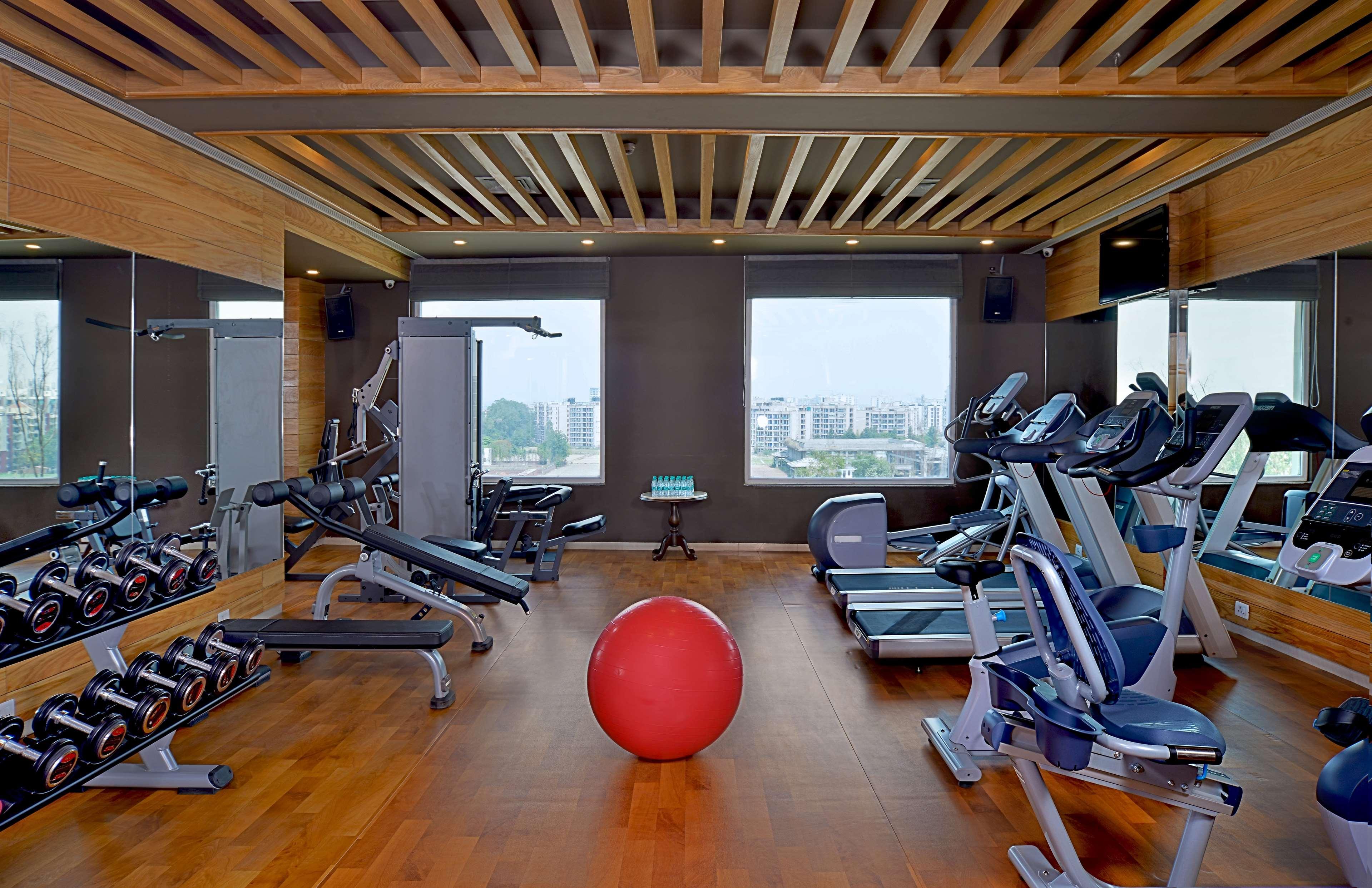 Radisson Chandigarh Zirakpur Esterno foto The gym at the hotel