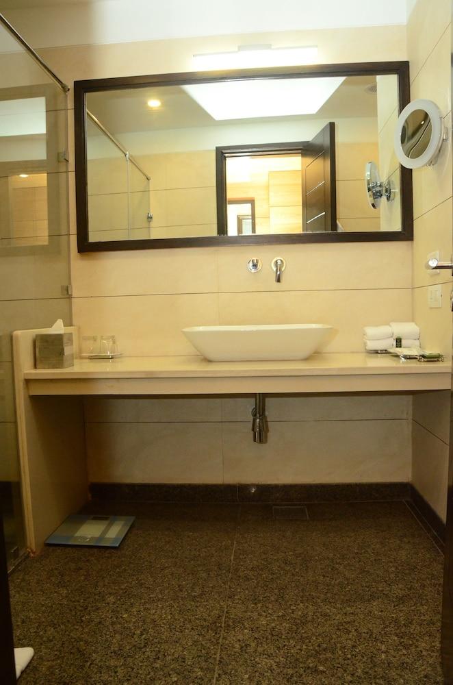 Radisson Chandigarh Zirakpur Esterno foto Bathroom