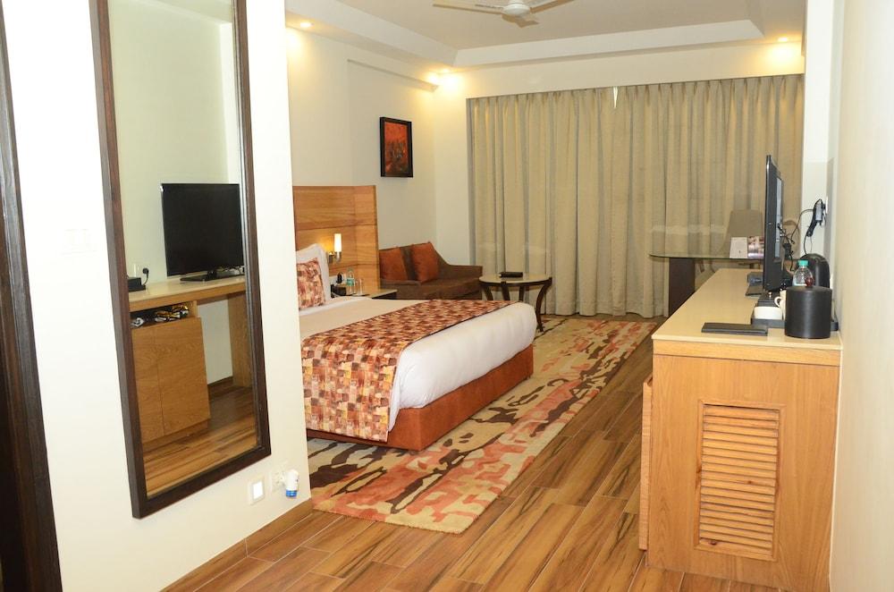 Radisson Chandigarh Zirakpur Esterno foto A room at the hotel