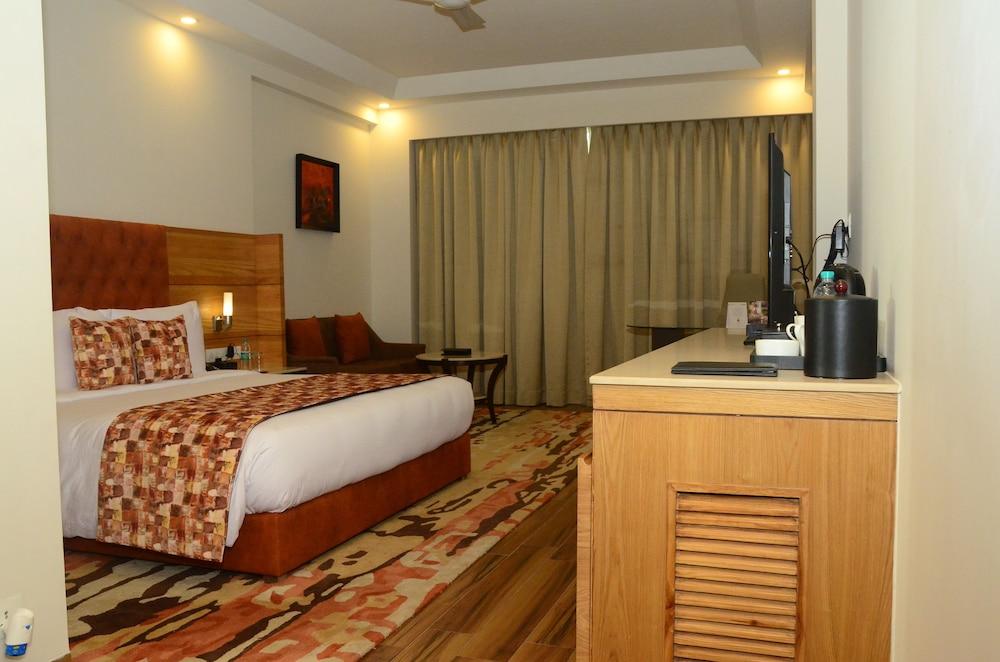 Radisson Chandigarh Zirakpur Esterno foto A room at the hotel