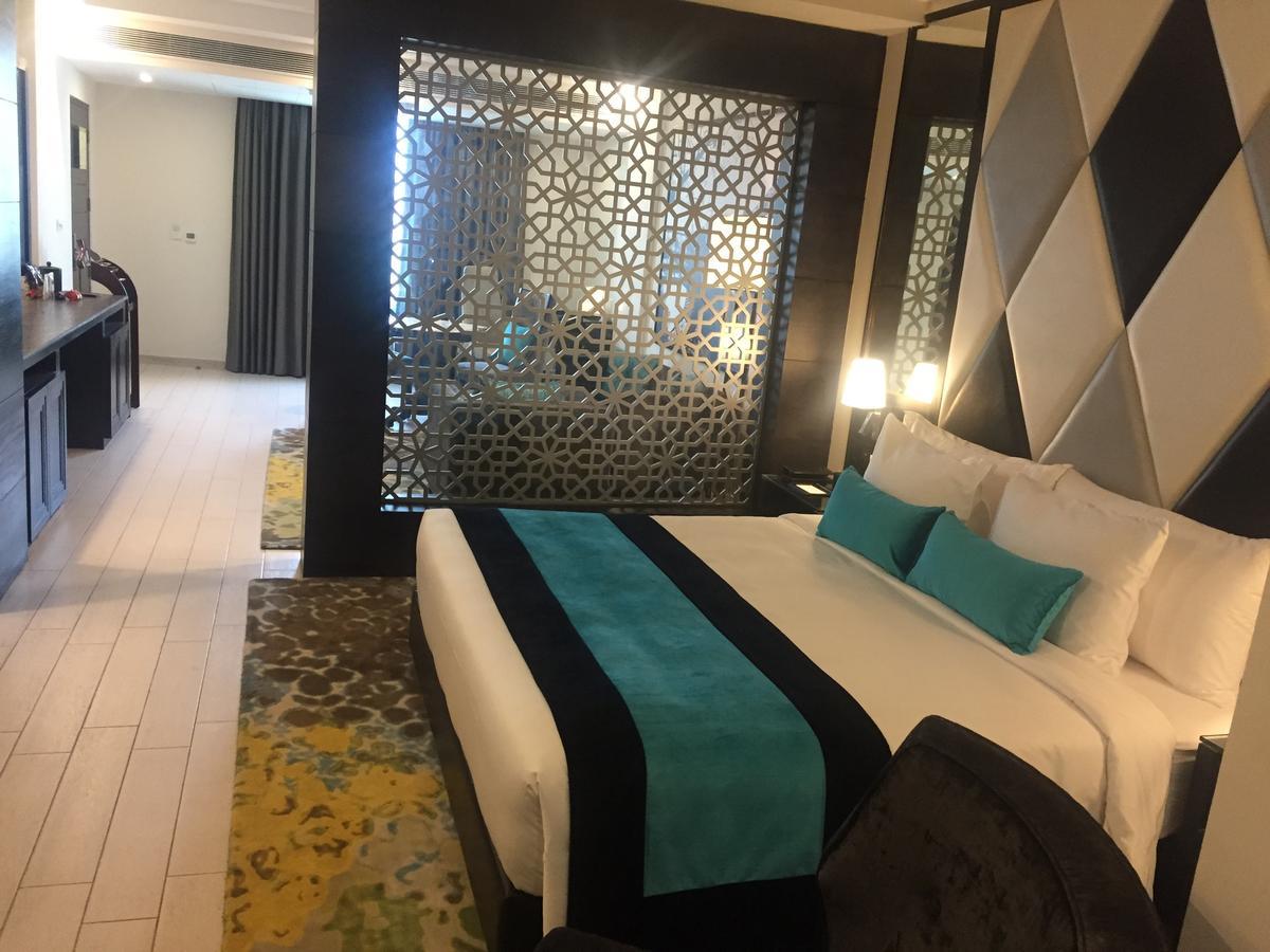Radisson Chandigarh Zirakpur Esterno foto A room at the hotel