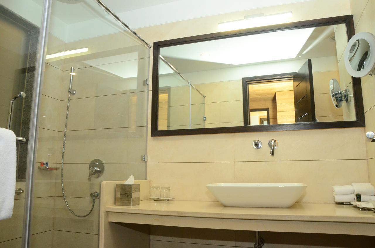 Radisson Chandigarh Zirakpur Esterno foto Bathroom