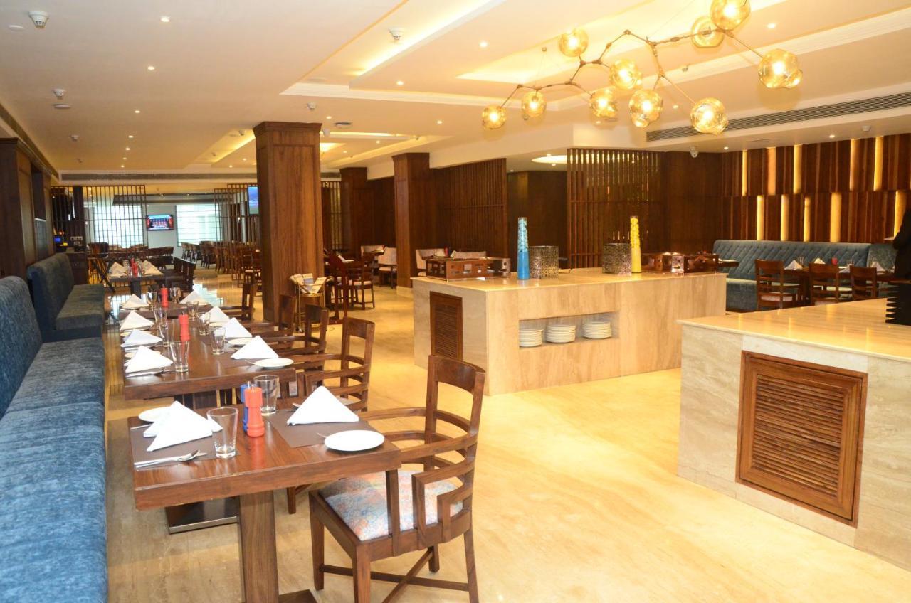 Radisson Chandigarh Zirakpur Esterno foto The restaurant at the hotel